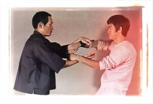 Bruce Lee ze swoim uczniem Tedem Wongiem ćwiczący Chi Sau