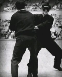 Bruce Lee z zawiązanymi oczami demonstracja Wing Tsun Chi Sau na turnieju karate w Long Beach, 1967